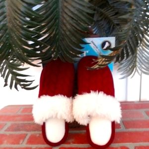 Isotoner Women's Faux Fur Burgundy Red Slippers Cozy Lounging NWT 6.5-7